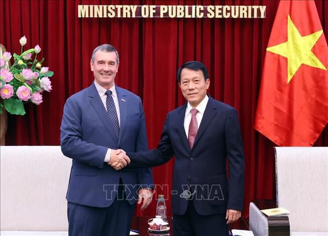 El coronel general Luong Tam Quang, viceministro de Seguridad Pública de Vietnam, recibe a David Pekoske, director de la Administración de Seguridad del Transporte del Departamento de Seguridad Nacional de Estados Unidos. (Foto: VNA)