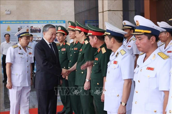 El presidente de Vietnam, To Lam, y los dirigentes de la Armada Popular. (Foto: VNA)