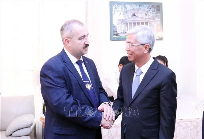 El vicepresidente del Comité Popular de Ciudad Ho Chi Minh, Vo Van Hoan, felicita al cónsul general de Rusia, Sadykov Timur Sirozhevich. (Foto: VNA)