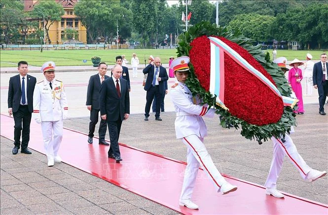 El presidente de Rusia, Vladimir Putin, rinde homenaje al Presidente Ho Chi Minh en el Mausoleo homónimo en Hanoi. (Fuente: VNA)