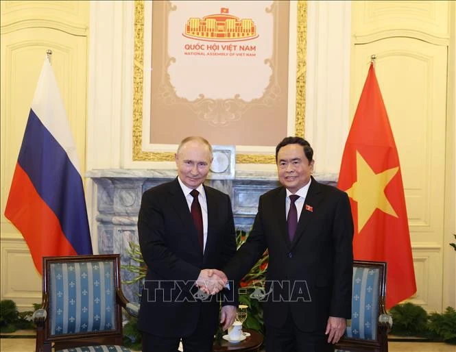 El presidente de la Asamblea Nacional, Tran Thanh Man, se reúne con el presidente de Rusia, Vladimir Putin. (Foto: VNA)