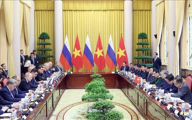 El presidente de Vietnam, To Lam, sostiene un encuentro con su homólogo ruso, Vladimir Putin. (Foto: VNA)