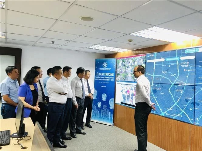Los dirigentes de Hanoi inspeccionan el centro de operaciones de transporte. (Foto: VNA)