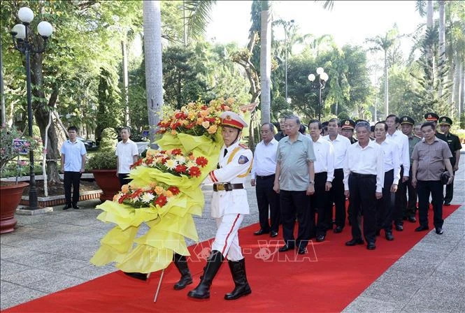 El presidente To Lam rinde homenaje al Presidente Ho Chi Minh en la provincia de Tra Vinh. (Foto: VNA)