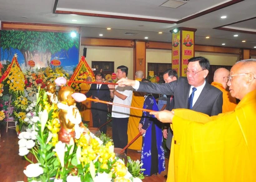 Los delegados realizan ritual de bañar al Buda. (Foto: Vietnam+)