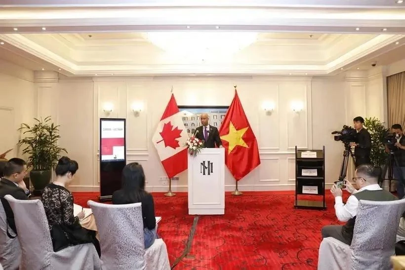 El ministro de Desarrollo Internacional de Canadá, Ahmed Hussen, habla con la prensa en Hanoi. (Foto: VNA)