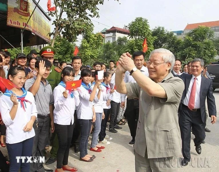 El secretario general Nguyen Phu Trong asiste al Festival de Gran Unidad Nacional en la provincia de Hung Yen en 2013. (Foto: VNA)