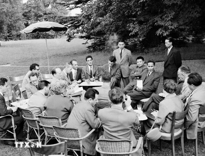 El viceprimer ministro Pham Van Dong habla en una conferencia de prensa en Ginebra, Suiza, el 19 de julio de 1954. (Foto: archivo de la VNA)