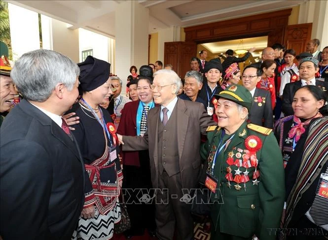 El secretario general Nguyen Phu Trong y personas destacadas, intelectuales y emrpesarios de las minorías étnicas en 2017. (Foto: VNA)