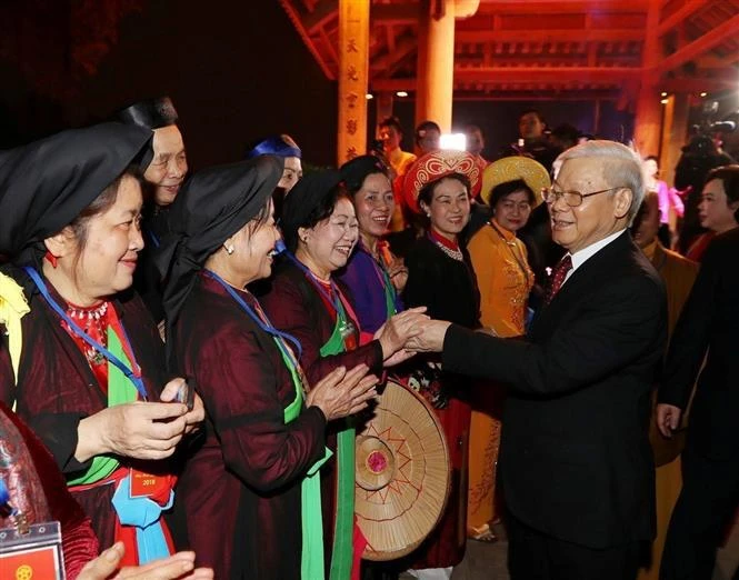 El secretario general del PCV, Nguyen Phu Trong, felicita a los artistas en ocasión del Año Nuevo Luar en 2018 en Hanoi. (Foto: VNA)