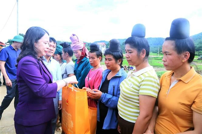 La vicepresidente Vo Thi Anh Xuan entrega obsequios a los afectados por inundaciones. (Foto: VNA(