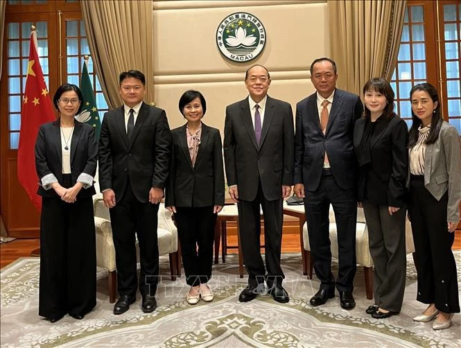 La cónsul general de Vietnam en Hong Kong y Macao, Le Duc Hanh, sostiene una reunión con el jefe ejecutivo de la Región Administrativa Especial de Macao (China), Ho Iat Seng, (Foto: VNA)