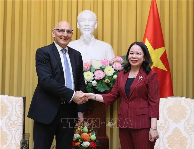 La vicepresidenta de Vietnam, Vo Thi Anh Xuan, intercambia con Elchin Amirbayov, enviado especial del Presidente de Azerbaiyán. (Foto: VNA)