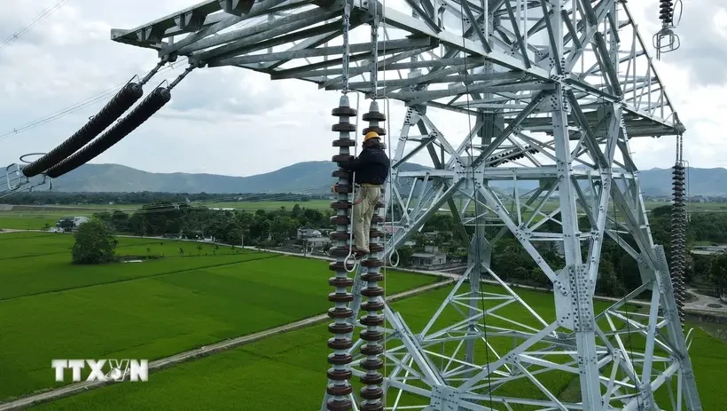 La línea de transmisión eléctrica de 500 kV circuito 3 desde Quang Trach, en la provincia central de Quang Binh, hasta Pho Noi, en la norteña de Hung Yen. (Foto: VNA)