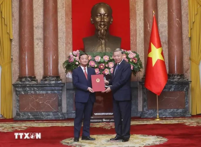 El secretario general del Comité Central del Partido Comunista de Vietnam (PCV) y presidente del Estado, To Lam, entrega la decisión de nombramiento al embajador vietnamita en Laos, Nguyen Minh Tam. (Foto: VNA)