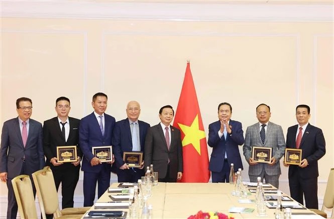 El presidente de la Asamblea Nacional de Vietnam, Tran Thanh Man, y representantes de la comunidad empresarial en Rusia. (Foto: VNA)