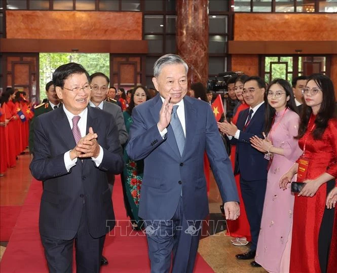 El secretario general del Partido Comunista y presidente de Vietnam, To Lam, y su homólogo laosiano Thongloun Sisoulith en el encuentro. (Foto: VNA)