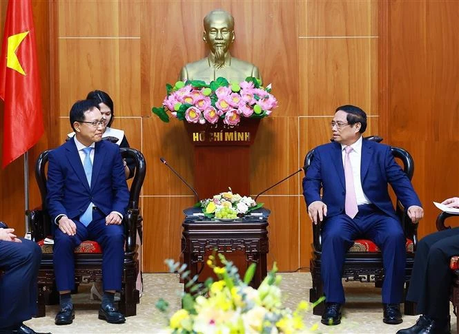 El primer ministro Pham Minh Chinh recibe al director general de Samsung Vietnam, Choi Joo Ho, (Foto: VNA)