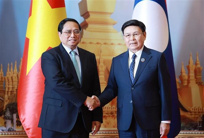 El primer ministro de Vietnam, Pham Minh Chinh, se reúne con el presidente de la Asamblea Nacional de Laos, Saysomphone Phomvihane. (Foto: VNA)