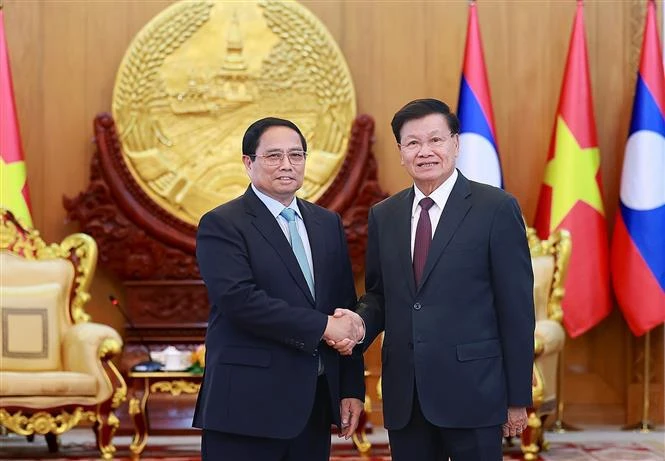 El primer ministro de Vietnam, Pham Minh Chinh, se reúne con el secretario general del Comité Central del Partido Popular Revolucionario y el presidente de Laos, Thongloun Sisoulith