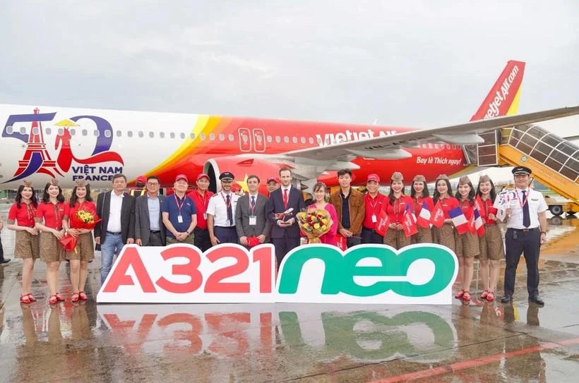 El nuevo avión de Vietjet lleva el símbolo de relaciones Vietnam-Francia. (Foto: VNA=