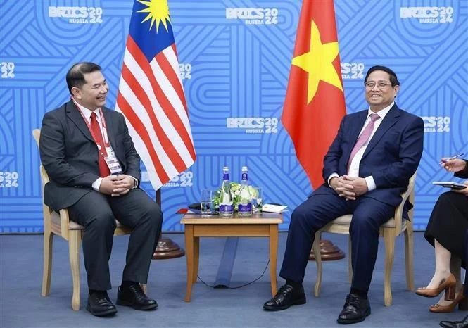 El primer ministro de Vietnam, Pham Minh Chinh, sostiene un encuentro con el ministro de Economía de Malasia, Rafizi Ramli. (Foto: VNA)