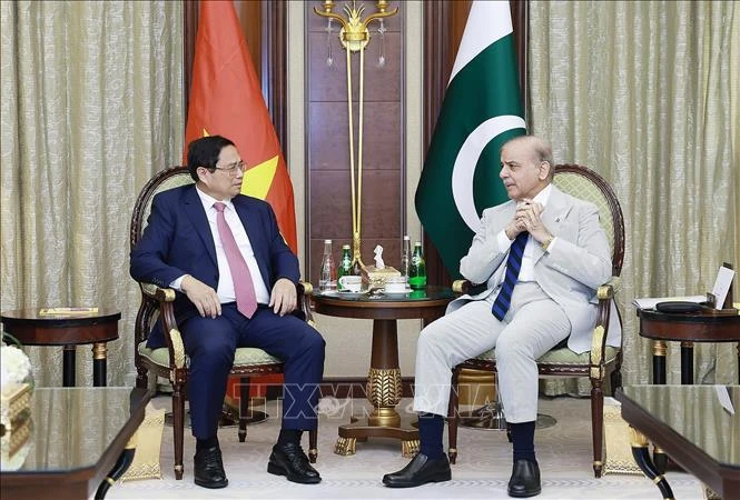 El primer ministro de Vietnam, Pham Minh Chinh, se reúne con su homólogo de Pakistán, Shehbaz Sharif. (Foto: VNA)