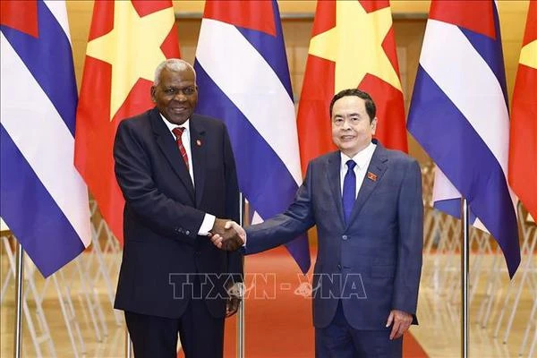 El presidente de la Asamblea Nacional de Vietnam, Tran Thanh Man, y su homólogo cubano, Esteban Lazo Hernández. (Foto: VNA)