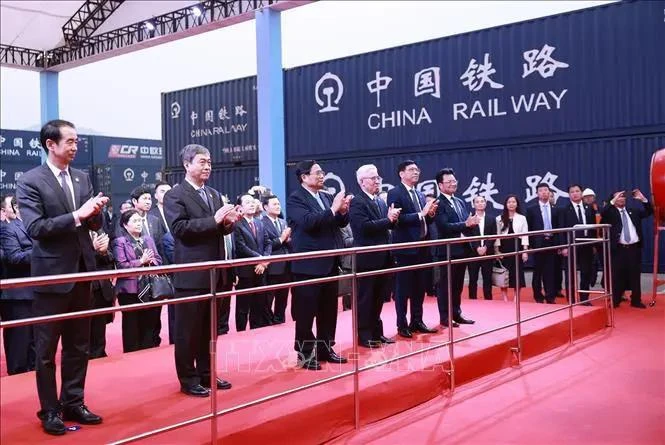 El primer ministro vietnamita, Pham Minh Chinh, visita el Parque Logístico Internacional de Chongqing. (Foto: VNA)