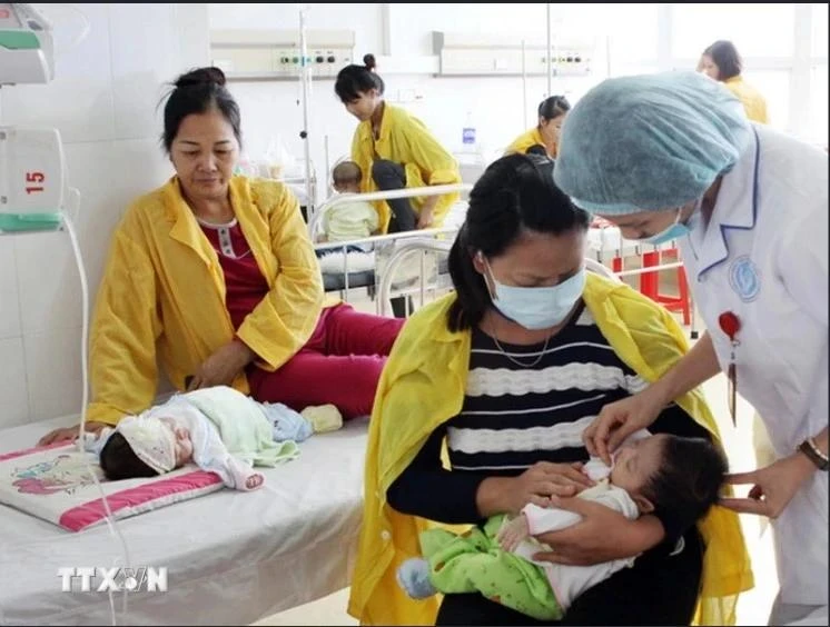 El personal médico chequea la salud de los niños en el Hospital de Obstetricia y Pediatría de Bac Giang (Foto: VNA)