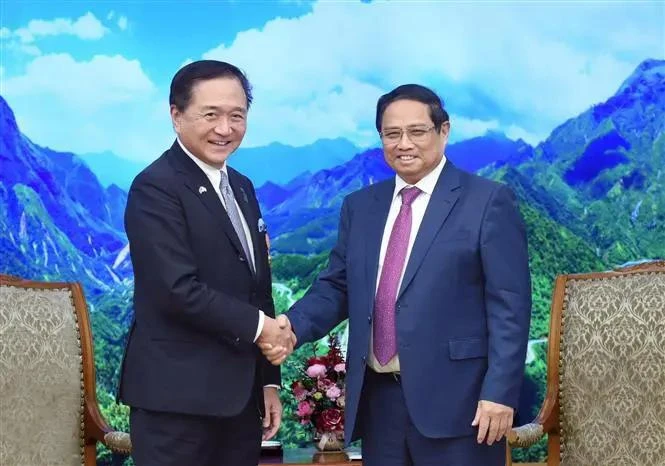 El primer ministro vietnamita, Pham Minh Chinh, (D) recibie al gobernador de la prefectura japonesa de Kanagawa, Kuroiwa Yuji (Fuente: VNA)