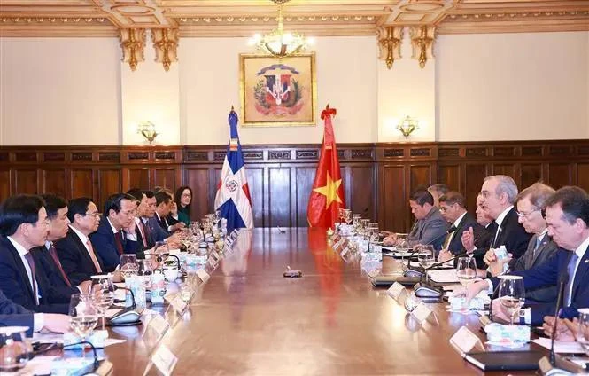 El primer ministro de Vietnam, Pham Minh Chinh, mantiene conversaciones con el presidente de República Dominicana, Luis Abinader Corona. (Fuente: VNA)