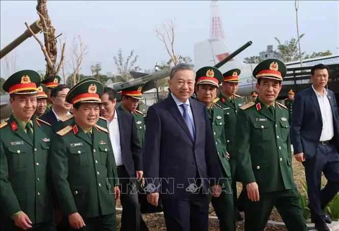 El secretario general del Partido Comunista de Vietnam, To Lam, visita el Museo de Historia Militar. (Foto: VNA)