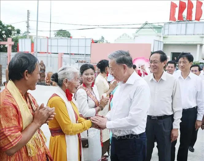 El secretario general del Partido Comunista de Vietnam, To Lam, y los pobladores locales. (Foto: VNA)