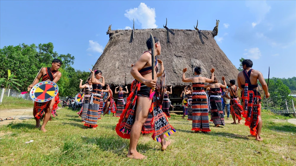 Guol – casa sagrada del pueblo de Co Tu en provincia de Quang Nam