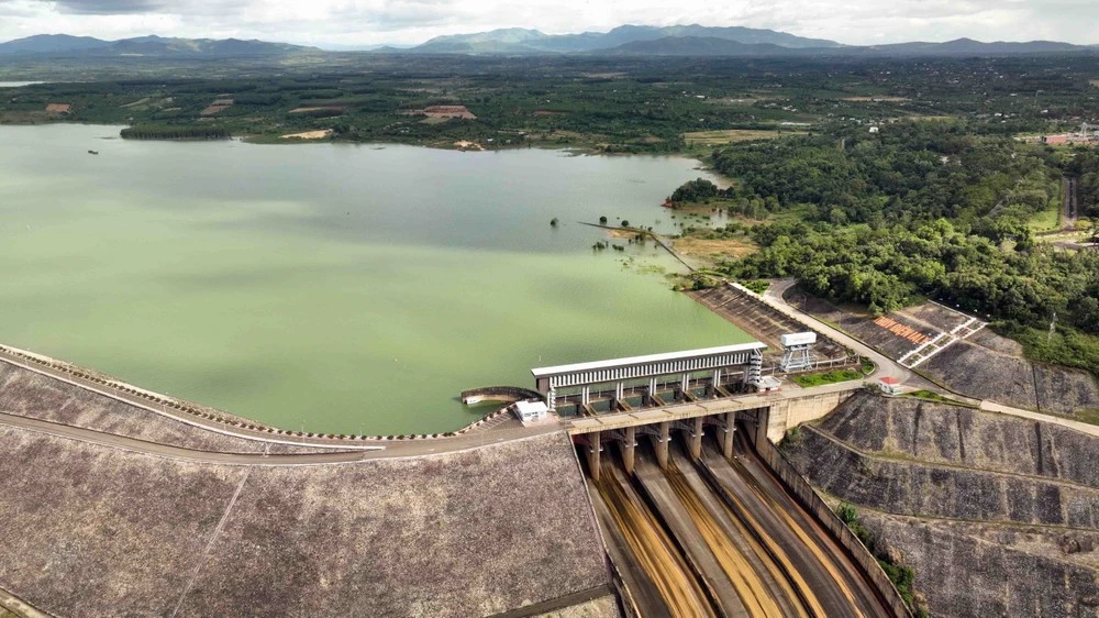 Majestuosa imagen de la central hidroeléctrica de Ialy