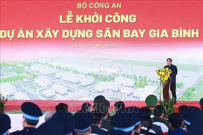 El primer ministro de Vietnam, Pham Minh Chính, asiste a la ceremonia del inicio de la construcción del aeropuerto Gia Bình. (Foto: VNA)