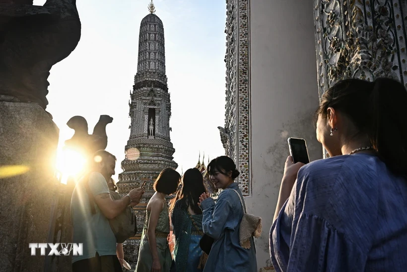 Des touristes à Bangkok, Thaïlande. Photo : AFP/VNA
