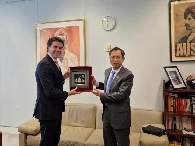 L'ambassadeur vietnamien en Australie Pham Hung Tam (droite) et le ministre adjoint australien des Affaires étrangères Tim Watts. Photo : VNA
