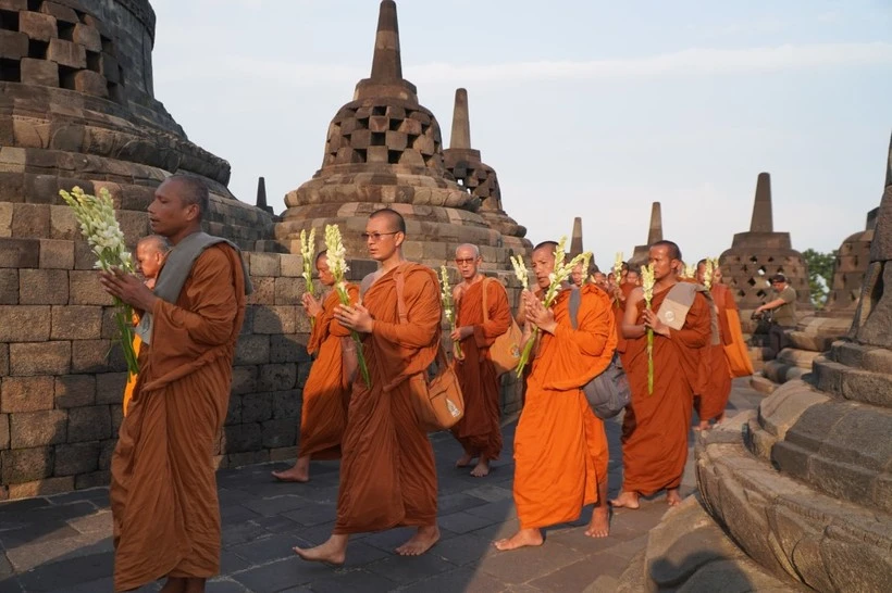 Un pèlerinage de moines et nonnes vers le temple de Borobudur en Indonésie. Photo : VNA