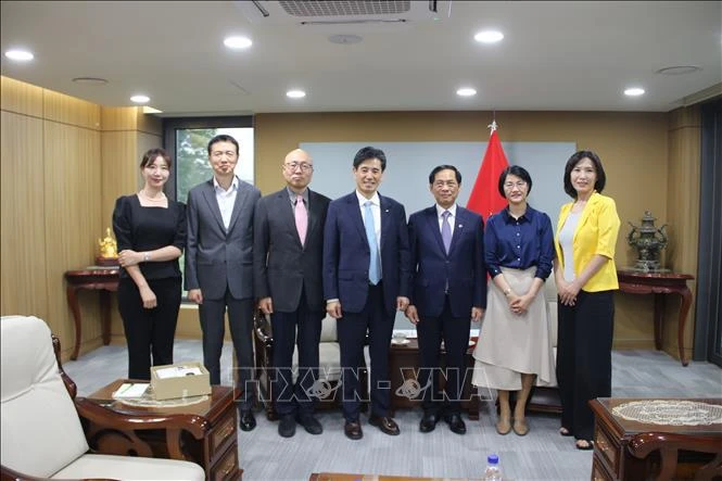 Le chef de la diplomatie reçoit le président de l'Association d'échanges économiques et culturels R. de Corée-Vietnam