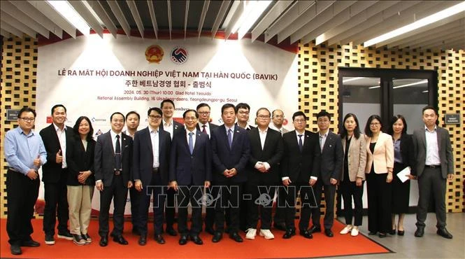 Le ministre Bui Thanh Son et des hommes d'affaires et des intellectuels vietnamiens en R. de Corée. Photo : VNA