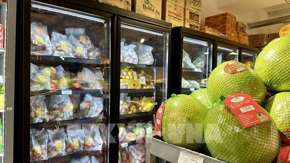 Des fruits vietnamiens dans un supermarché en France. Photo : VNA