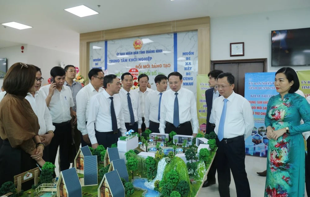 Des dirigeants de Quang Ninh visitent le modèle d'entreprise innovante. Photo : daidoanket.vn