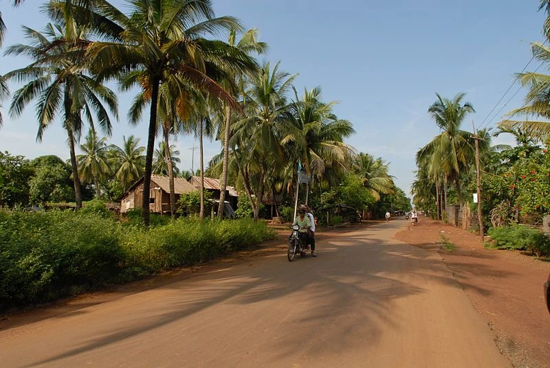 Une route rurale au Cambodge. Photo : vi.wikipedia.org