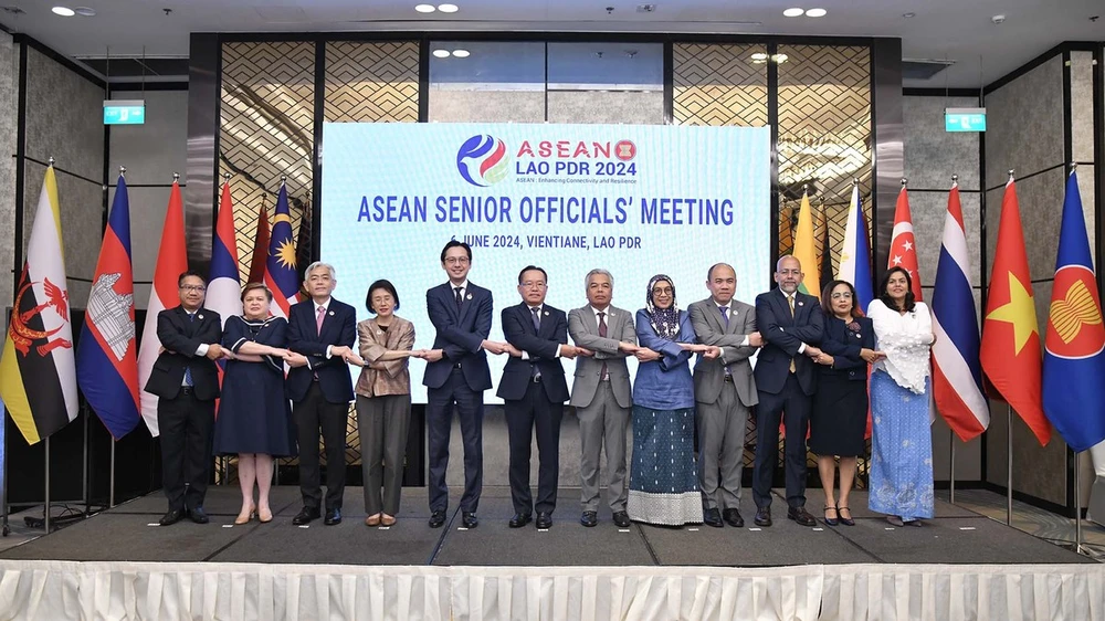 Le représentant du Vietnam et ceux de l'ASEAN à la réunion des hauts officiels de l'Association des nations de l'Asie du Sud-Est. Photo : baoquocte