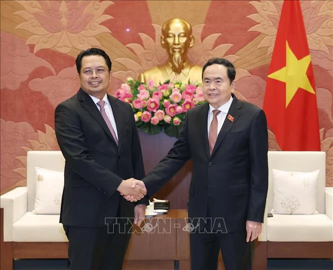 Le président de l'Assemblée nationale du Vietnam, Tran Thanh Man (droite) et la président du Conseil des représentants régionaux d'Indonésie, H. Mahyudin. Photo : VNA