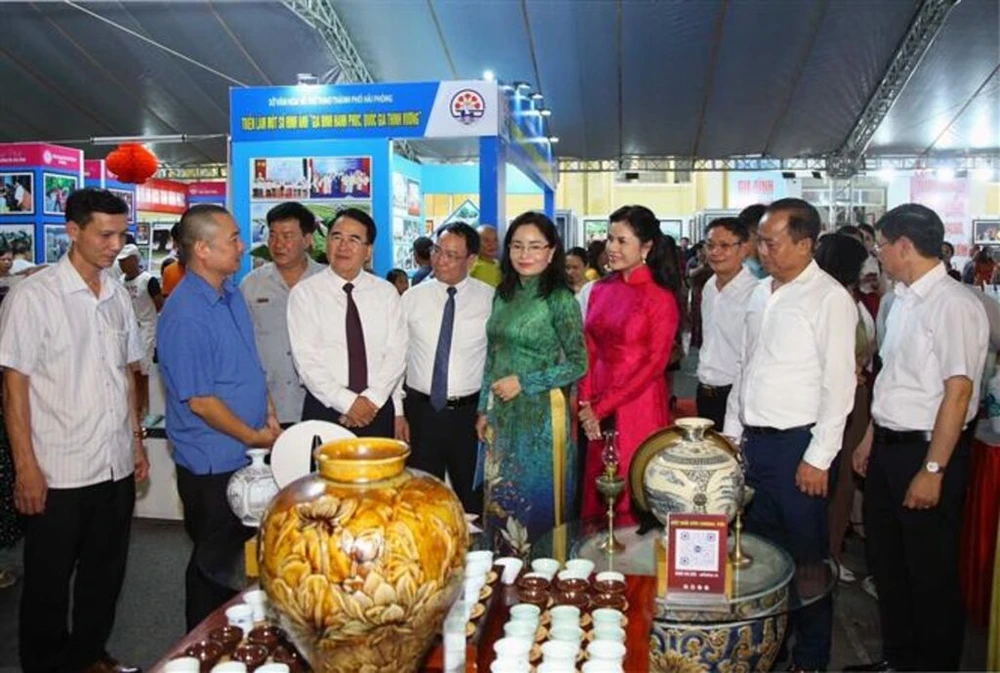 Les délégués visitent un stand présentant des produits artisanaux. Photo : VNA/CVN