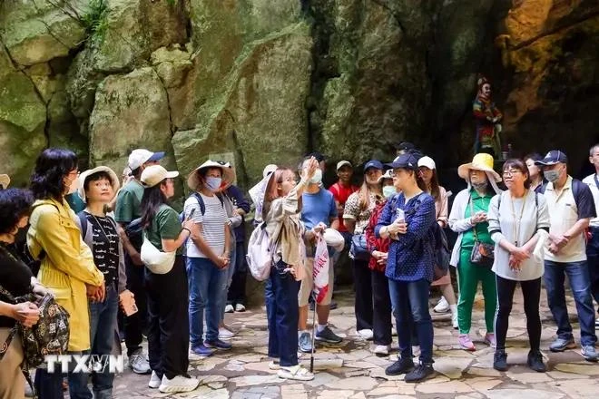 Des touristes à Ngu Hanh Son. Photo : VNA