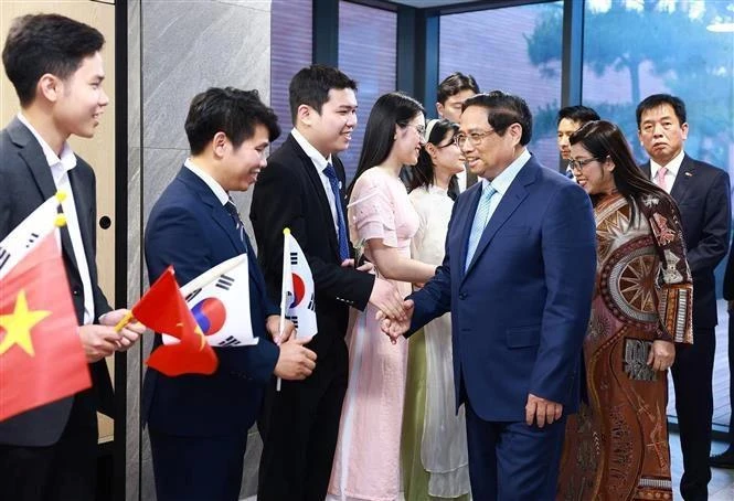 Le Premier ministre rencontre des Vietnamiens en République de Corée. Photo : VNA
